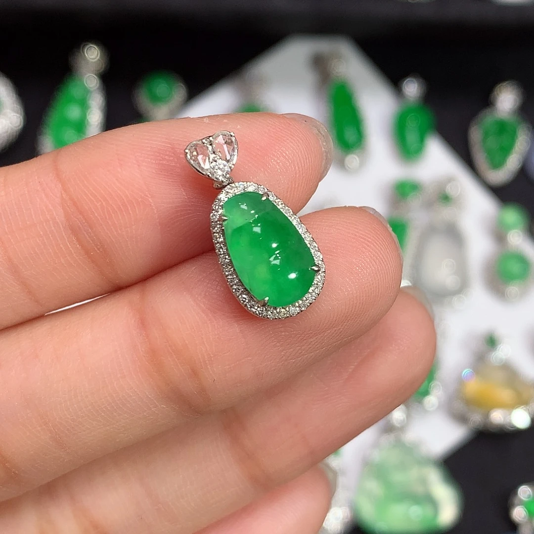 颈饰18K金镶嵌翡翠