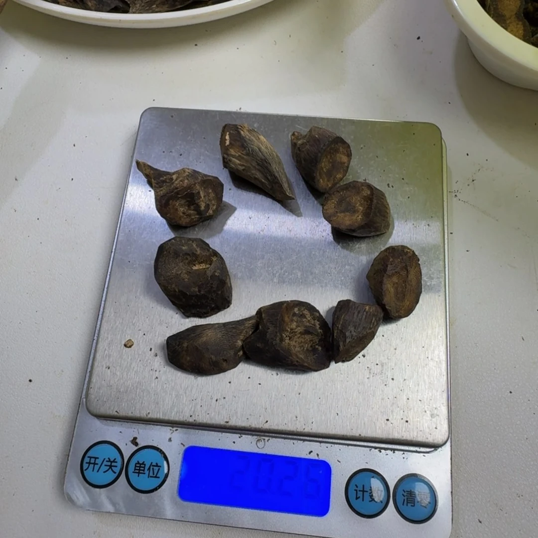 沉香碎屑沉香精*一代树乌身／凹身树丁20克