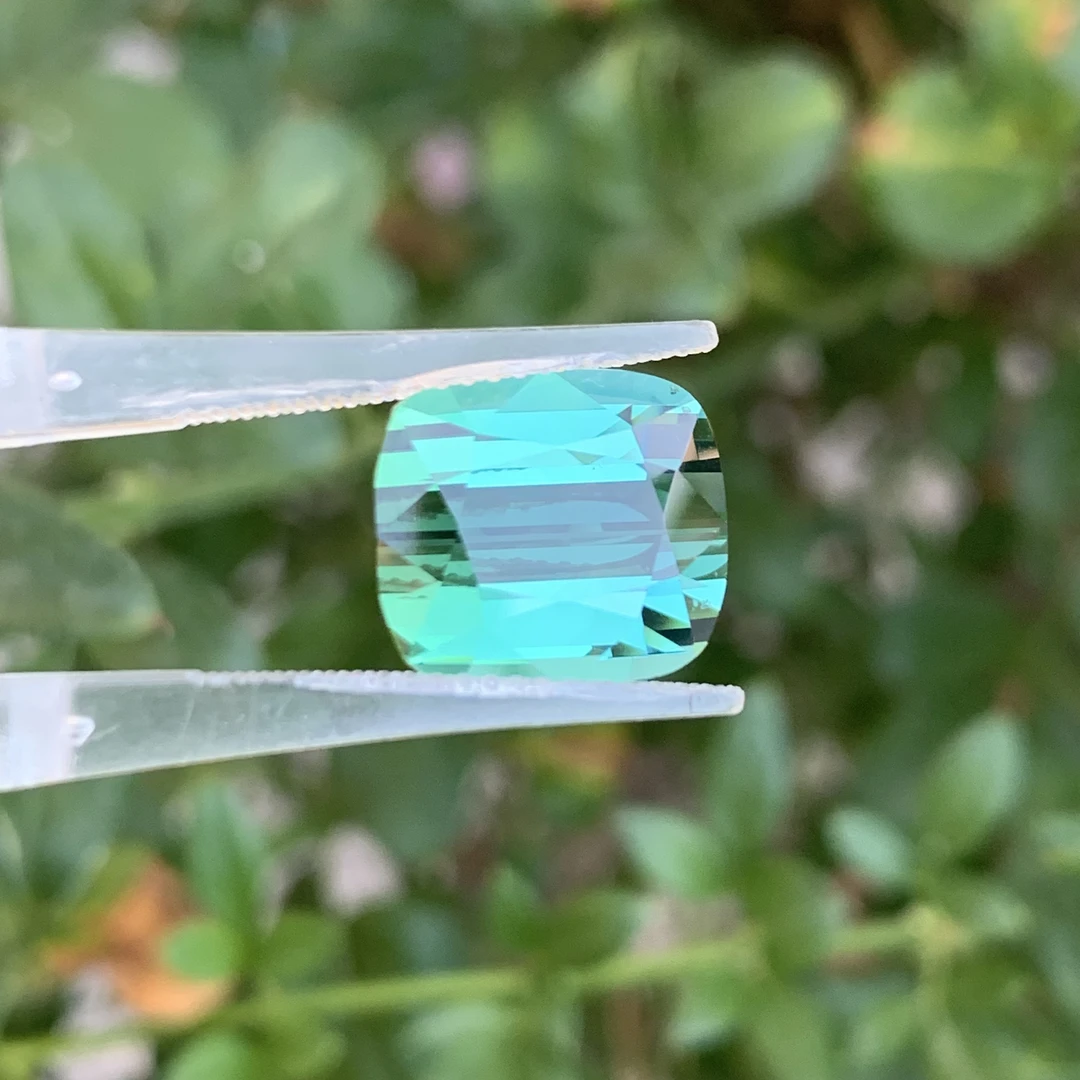 6.8克拉拉贡碧玺蓝绿湖水色全净玻璃体吉尔德国际大证定制镶嵌