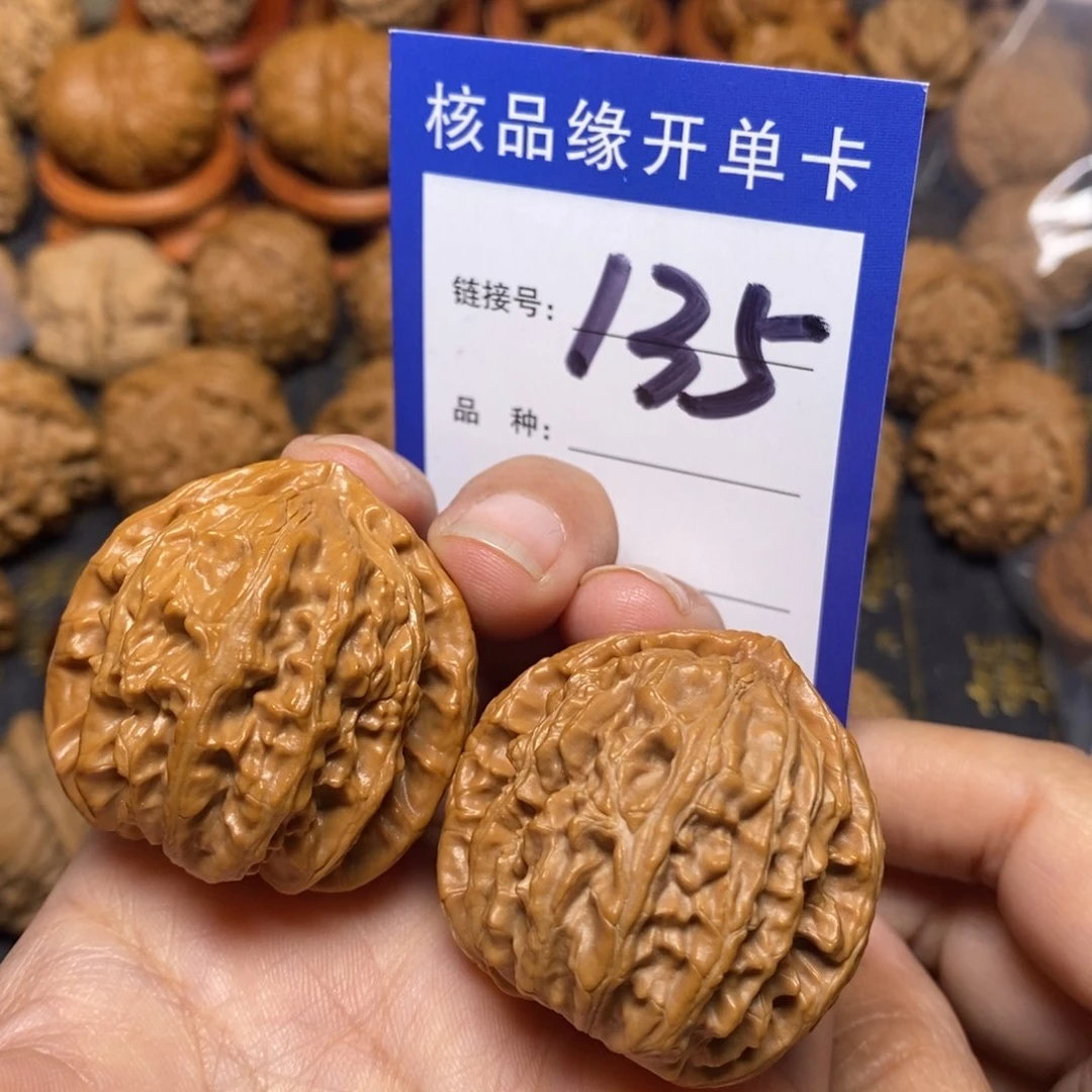 文玩核桃把件三角白全品37。 135