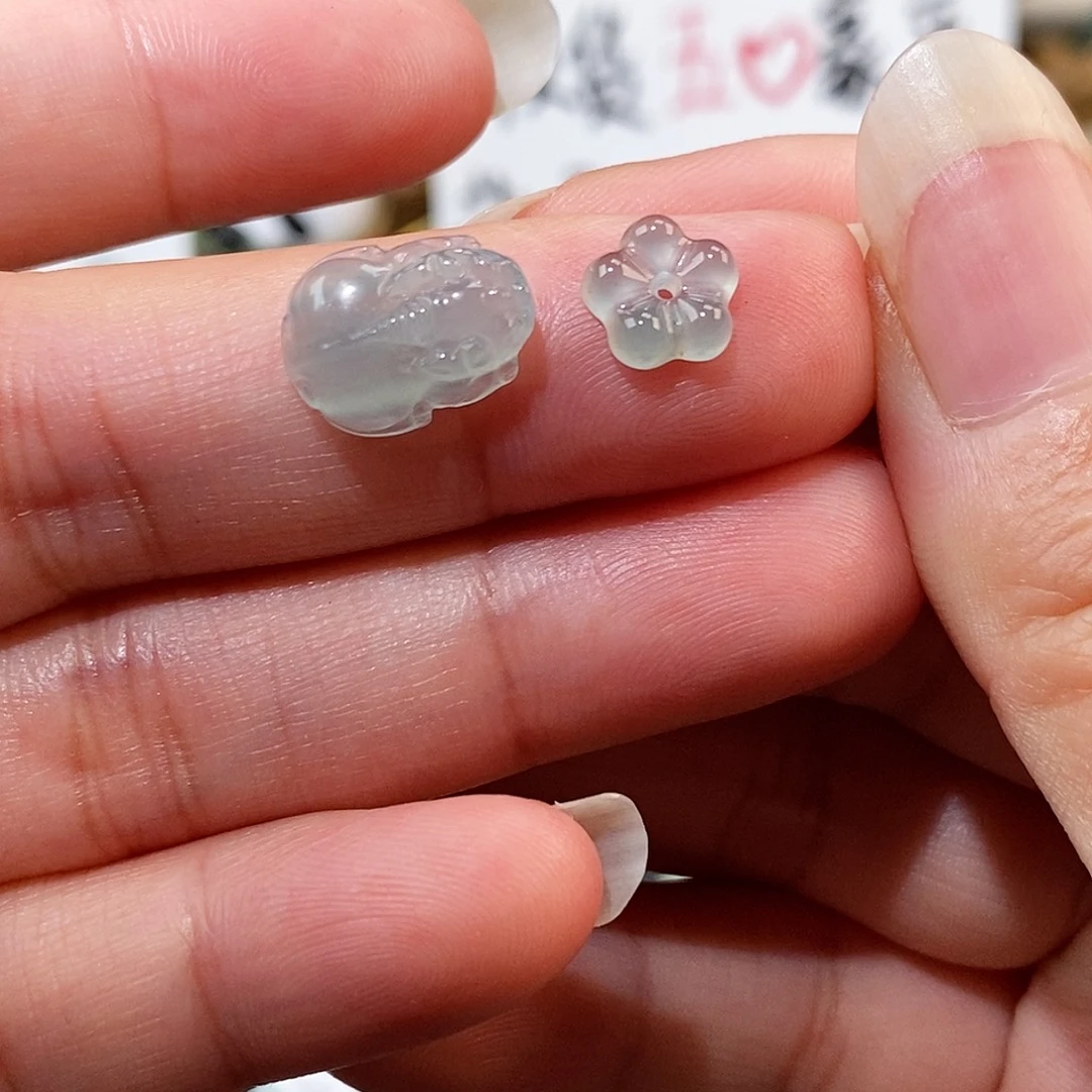 翡翠未镶嵌颈饰貔貅小花