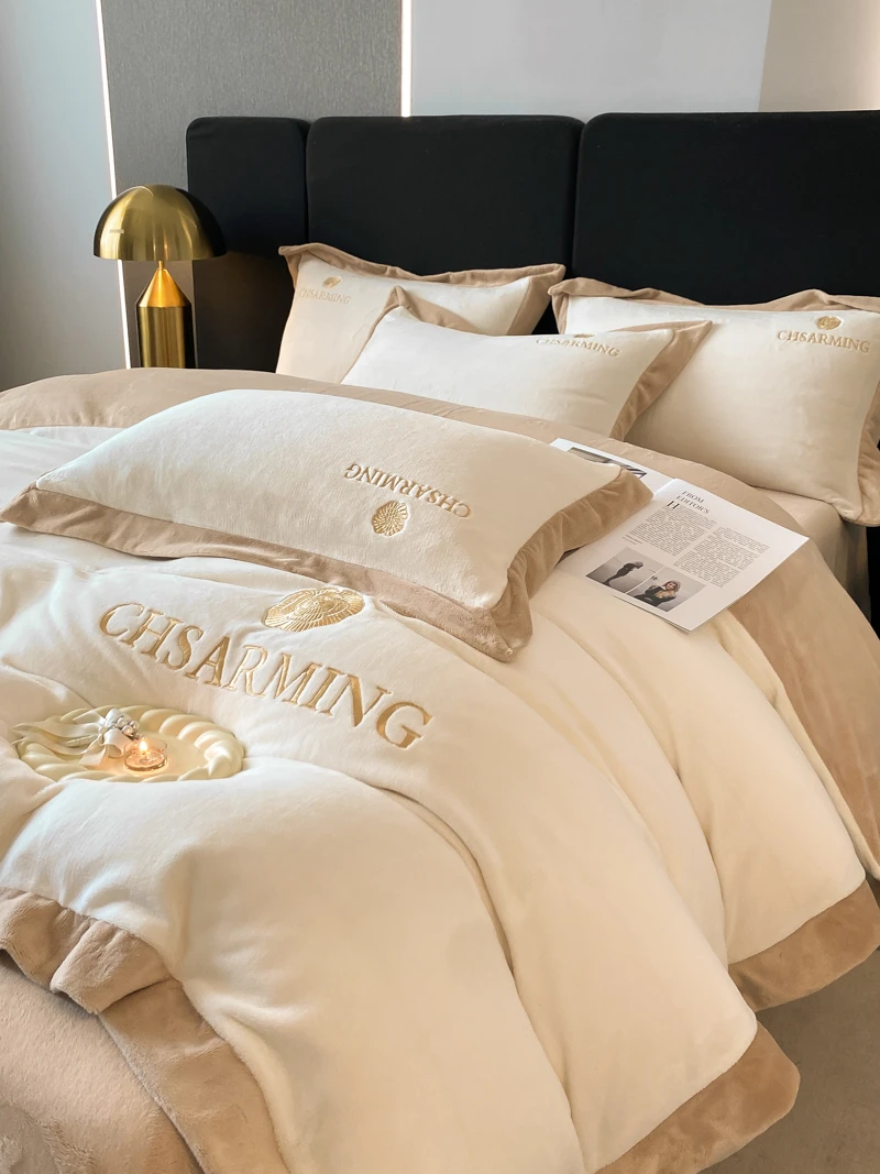 水星. 家纺简约刺绣牛奶绒四件套加厚双面绒被套宝宝绒防静电床品