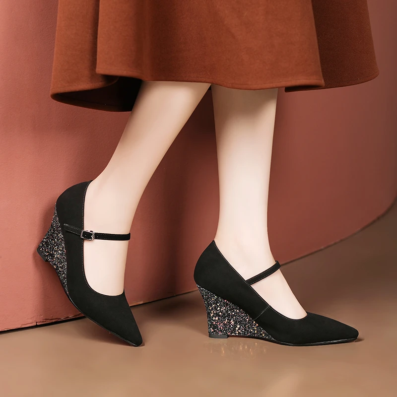 8cm新款亮片坡跟鞋秋季一字扣带高跟鞋不累脚软底尖头女士单鞋
