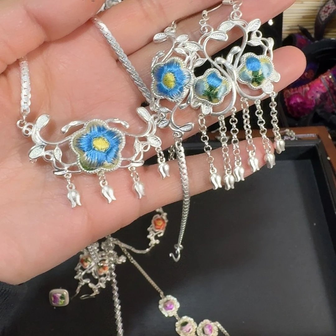 织绣民族风刺绣吊坠一套