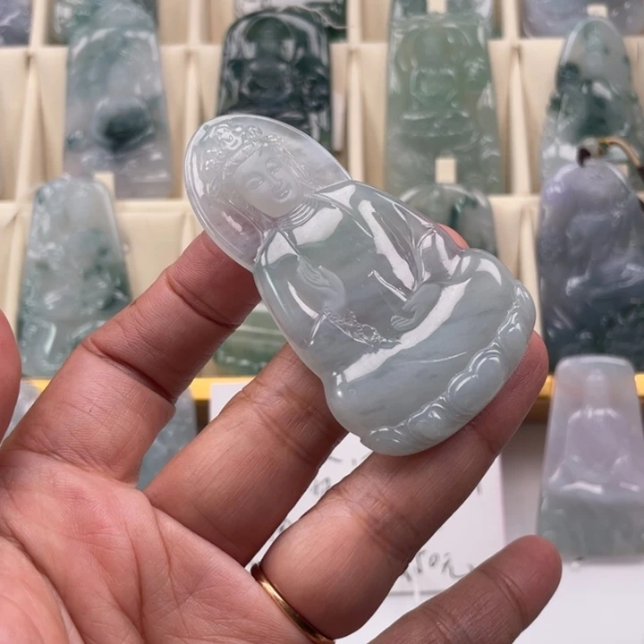 歪***哥翡翠未镶嵌颈饰观音