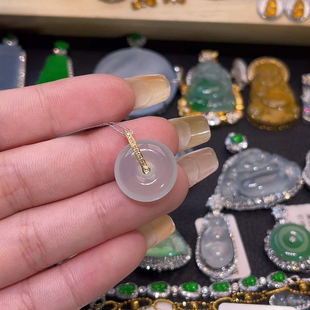 翡翠18K金镶嵌颈饰平安扣