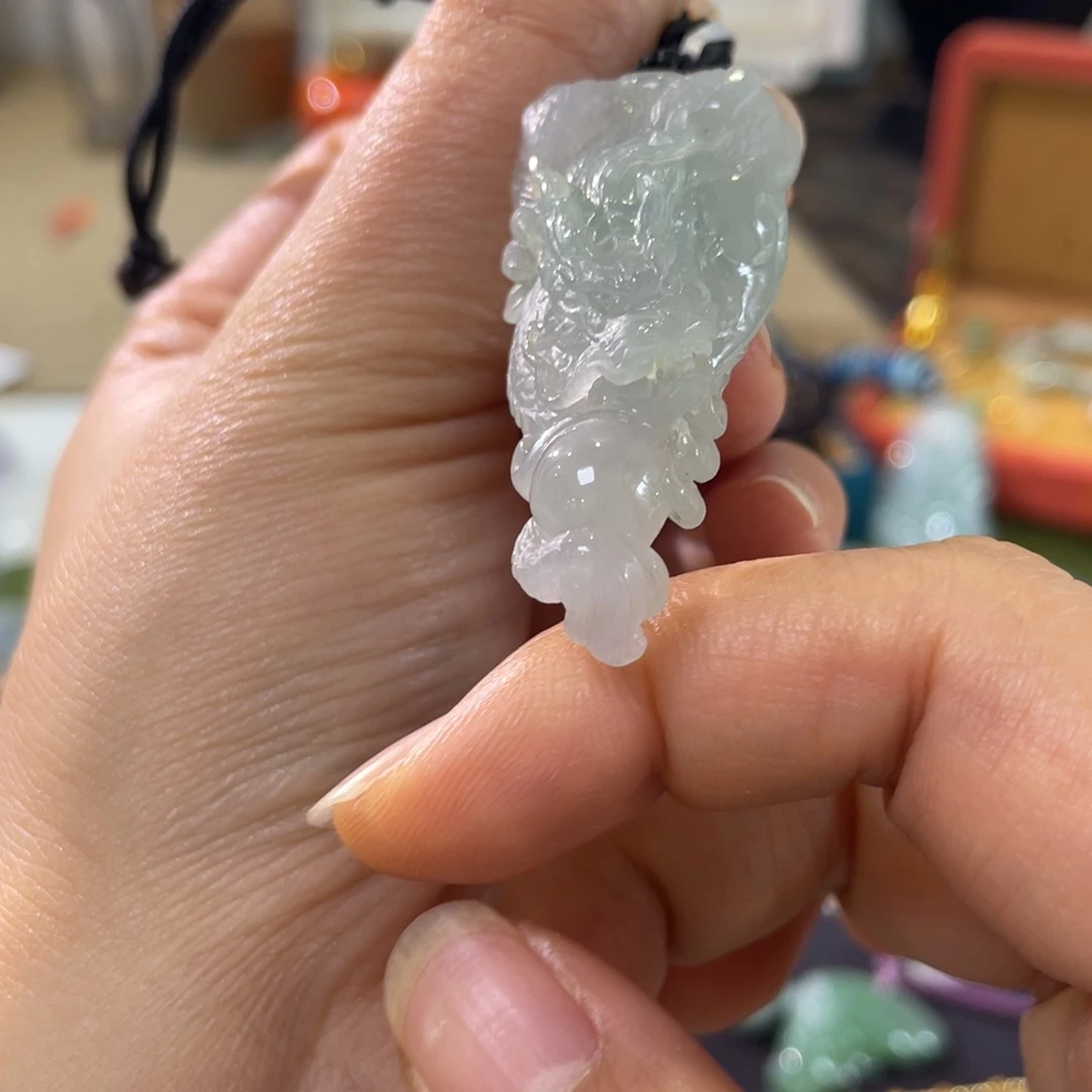 吴***少翡翠未镶嵌颈饰龙柱