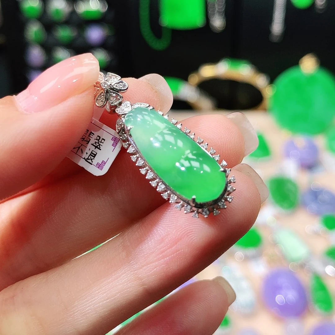 翡翠18K金镶嵌颈饰