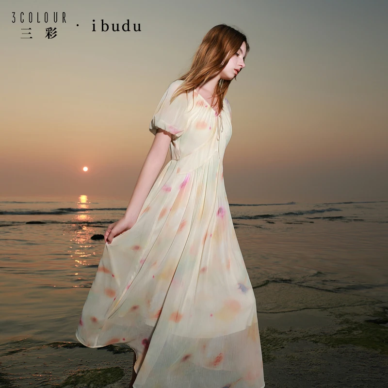 三彩ibudu2025夏季新款流光风晕染印花连衣裙雪纺A字裙长裙度假女