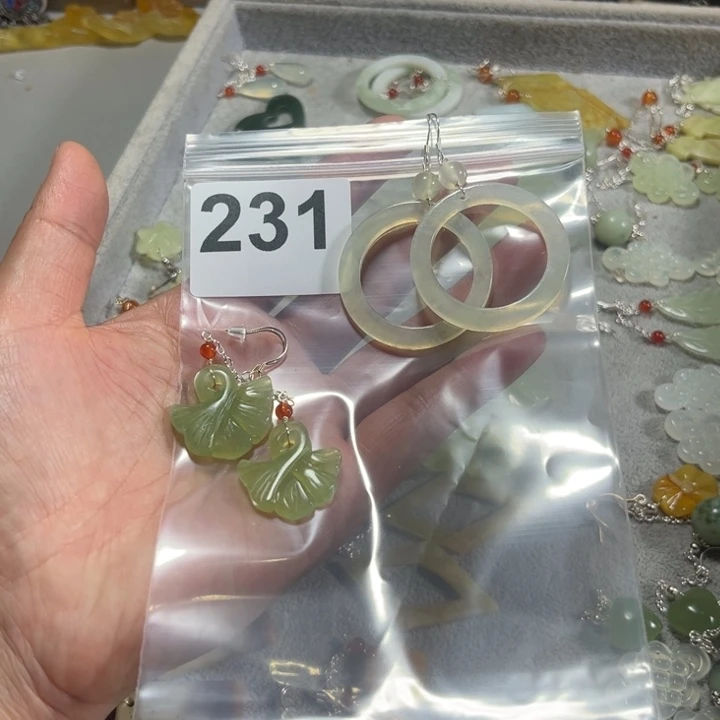 蛇纹石玉耳饰未镶嵌相***?