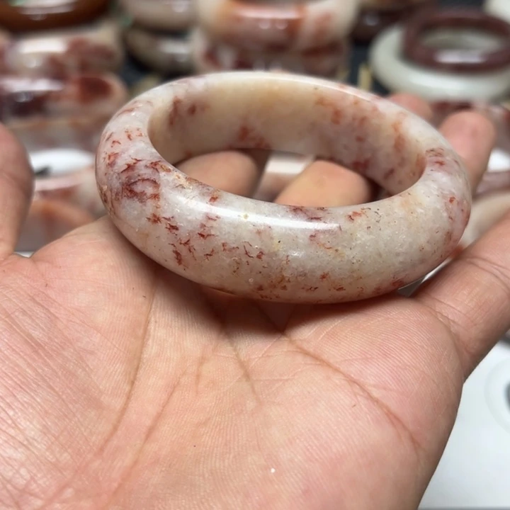 顺****石英质玉未镶嵌手镯