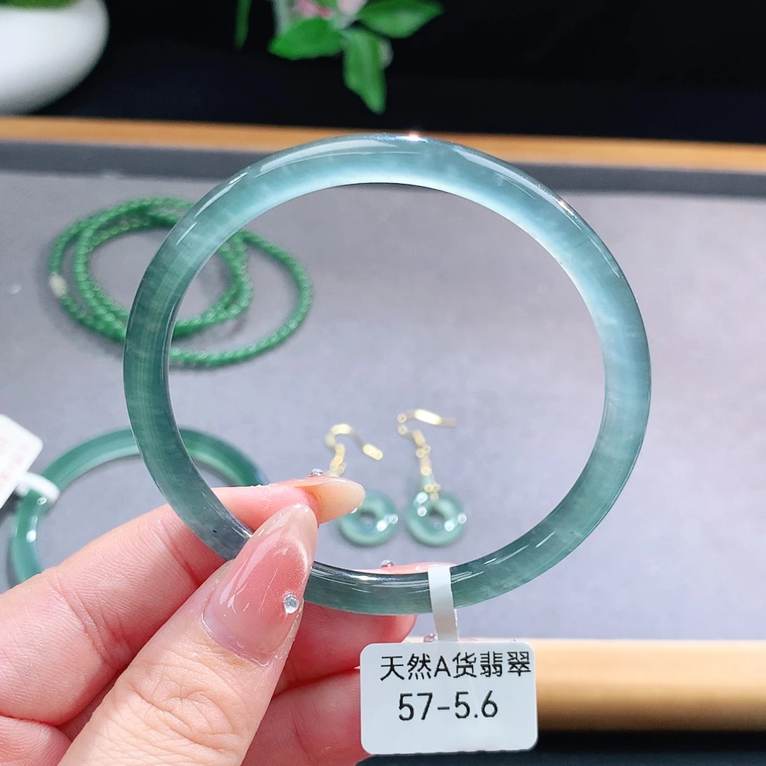 未镶嵌手镯（圆镯）翡翠