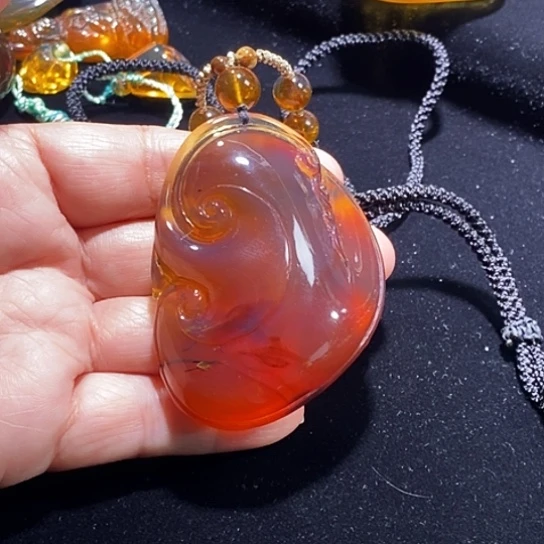 琥珀未镶嵌颈饰大如意