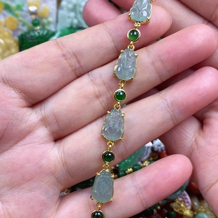 翡翠未镶嵌吊坠(赠链)