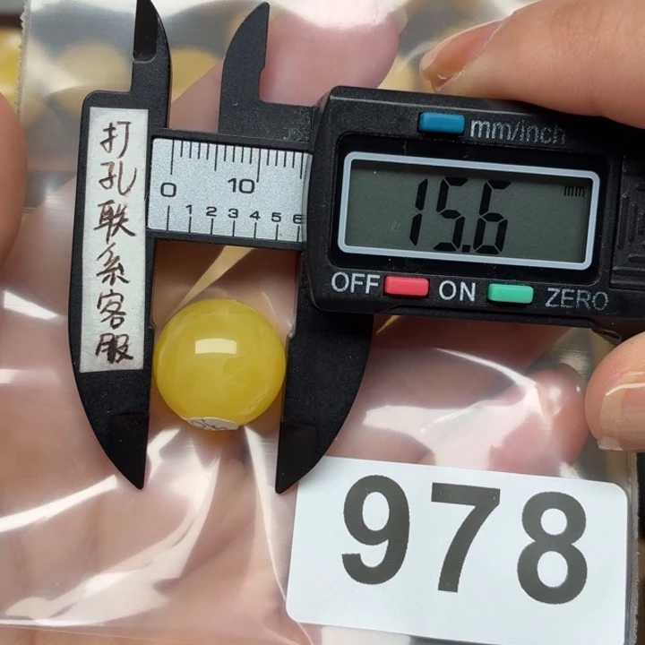 王***一未镶嵌琥珀裸石微瑕