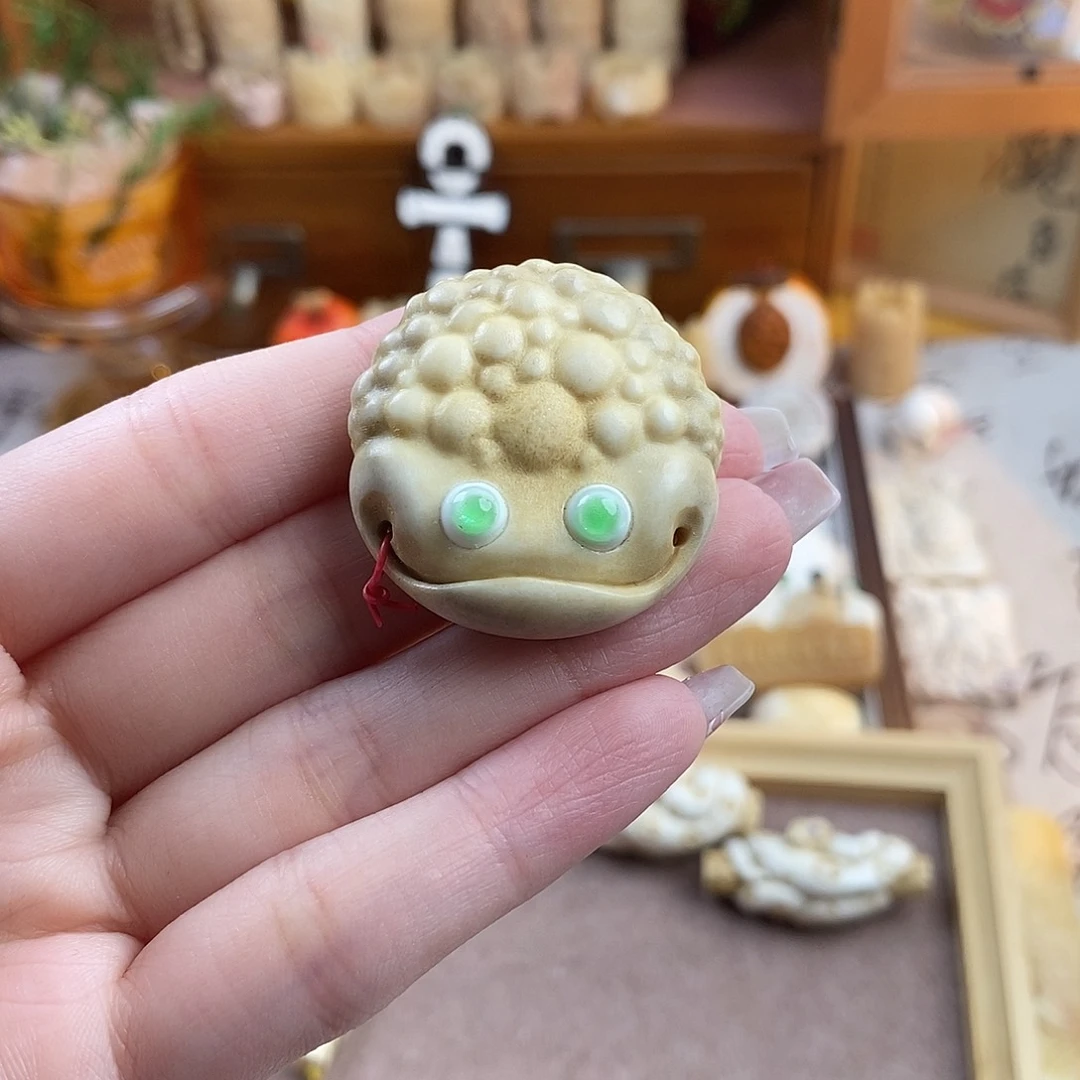 鹿骨把件九****?M12鹿角雕刻的小呱饼密度差福利不退换