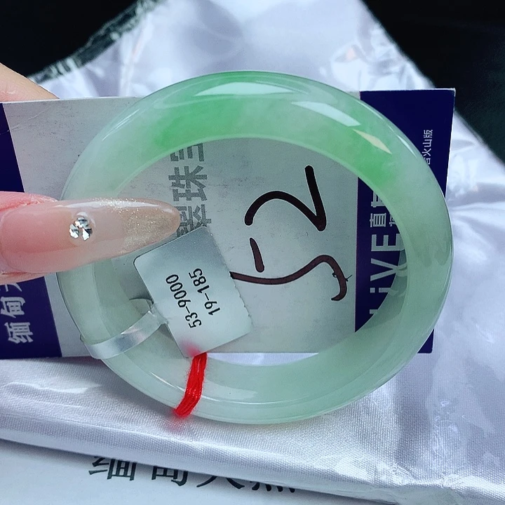翡翠手镯未镶嵌在