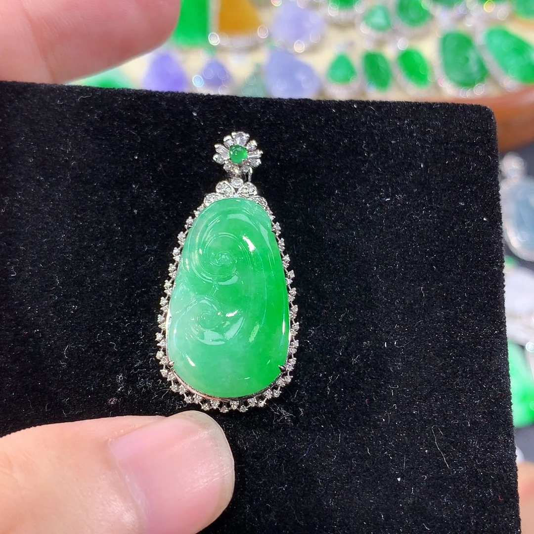 翡翠18K金镶嵌颈饰