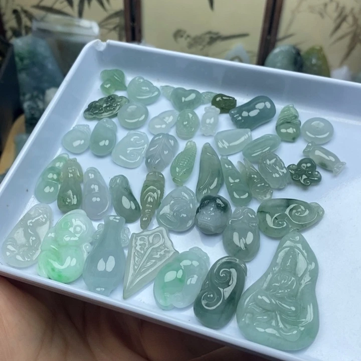 翡翠未镶嵌颈饰小滴溜一个