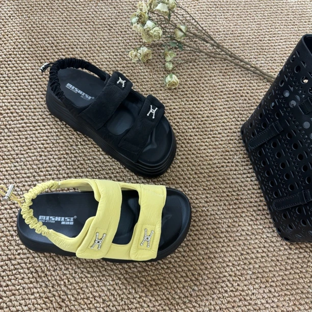 【觅而】2025厚底魔术贴一字带凉鞋231-1175