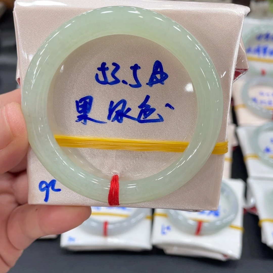 翡翠手镯未镶嵌翡翠