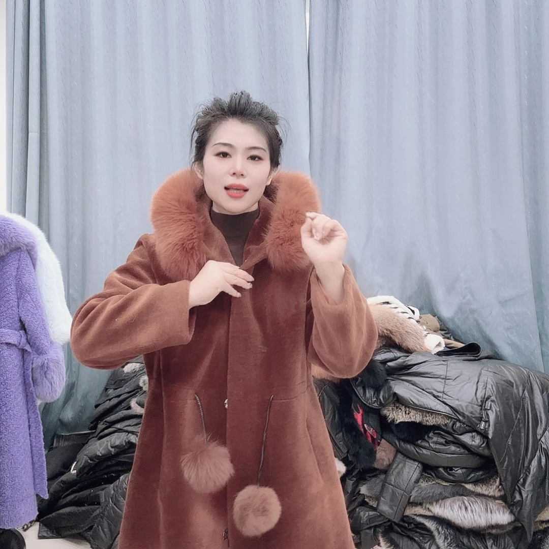 皮草搭配黑色西装