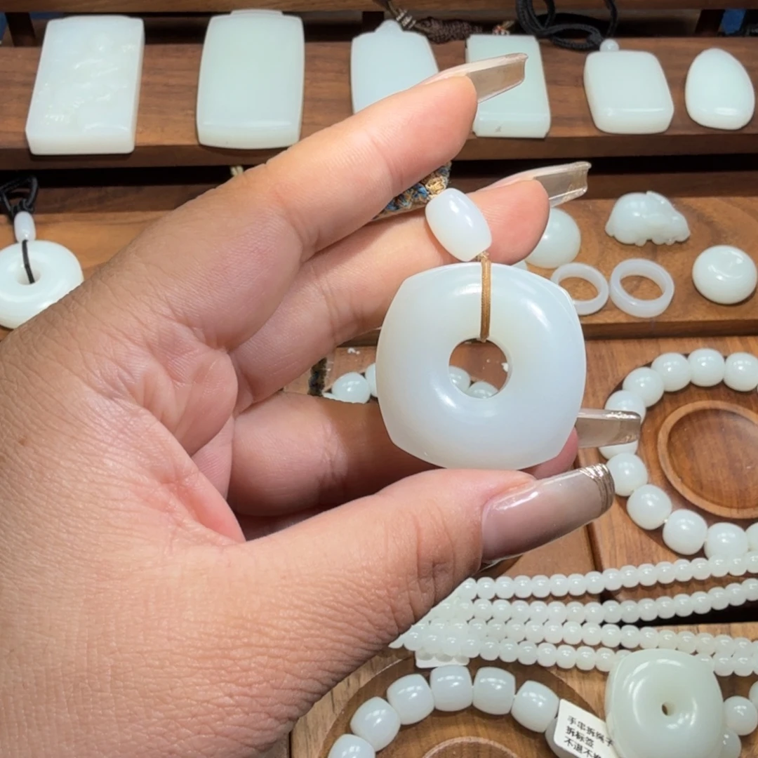 可***着和田玉未镶嵌颈饰