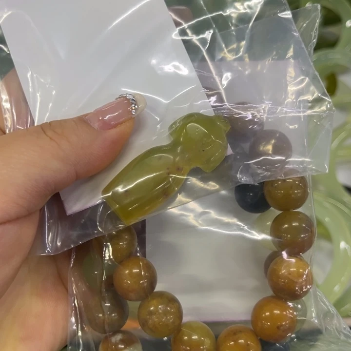蛇纹石玉吊坠合金阿***格