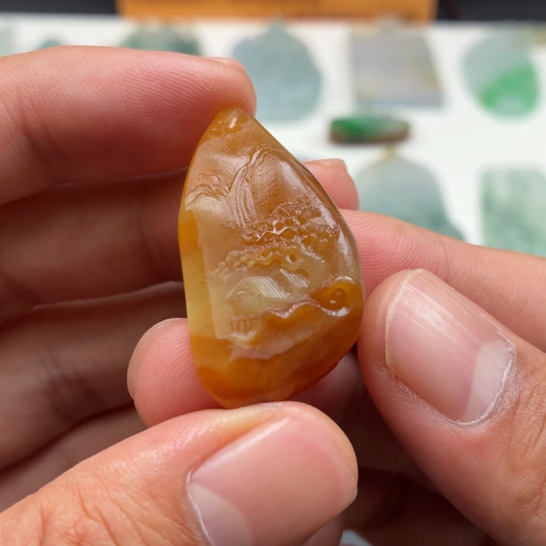 定制翡翠未镶嵌鸡油黄特色山水