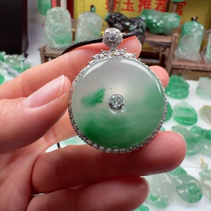 颈饰未镶嵌石英质玉