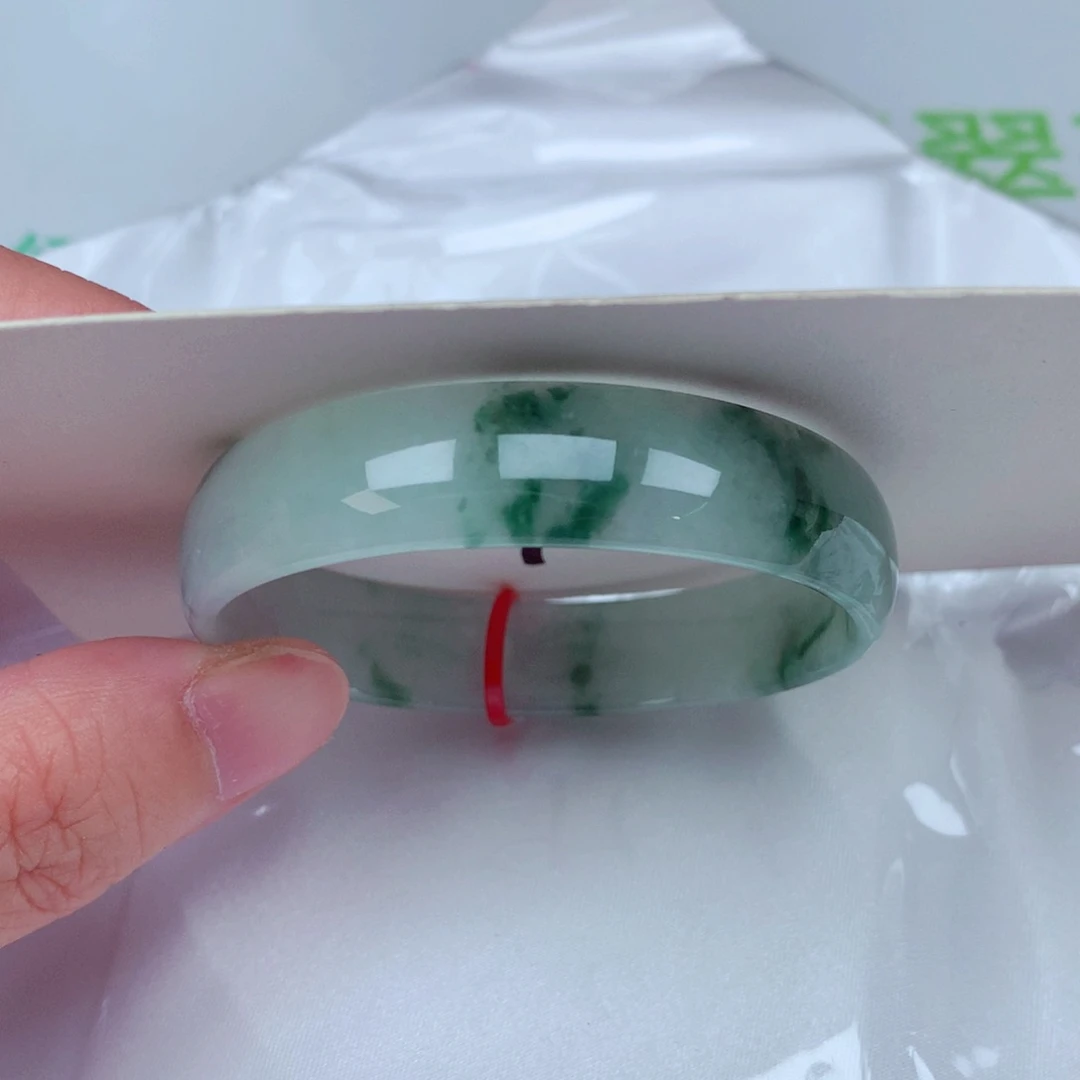 翡翠手镯未镶嵌翡翠