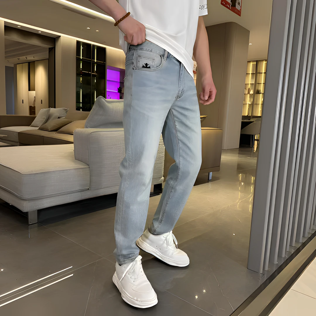 广州男士小脚春季新款浅蓝色中高腰高弹力刺绣时尚百搭牛仔裤