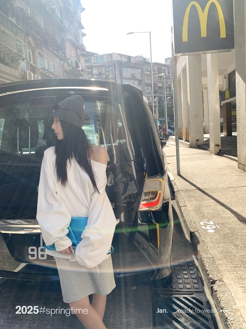 白色宽松斜肩卫衣女2025秋季薄款外套美式露肩长袖T恤上衣