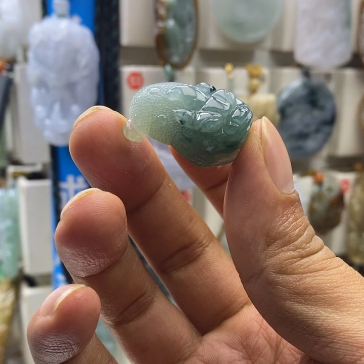 翡翠未镶嵌颈饰你