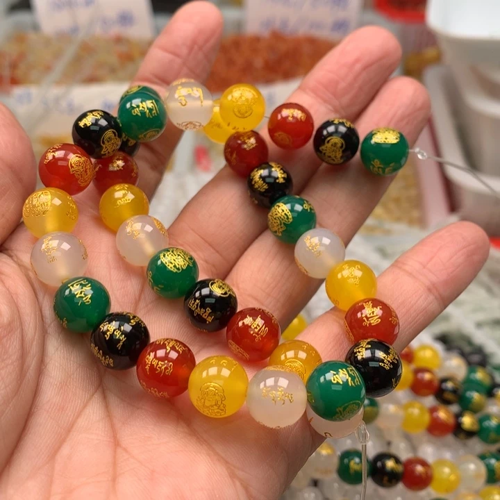 坐***起石英质玉未镶嵌颈饰