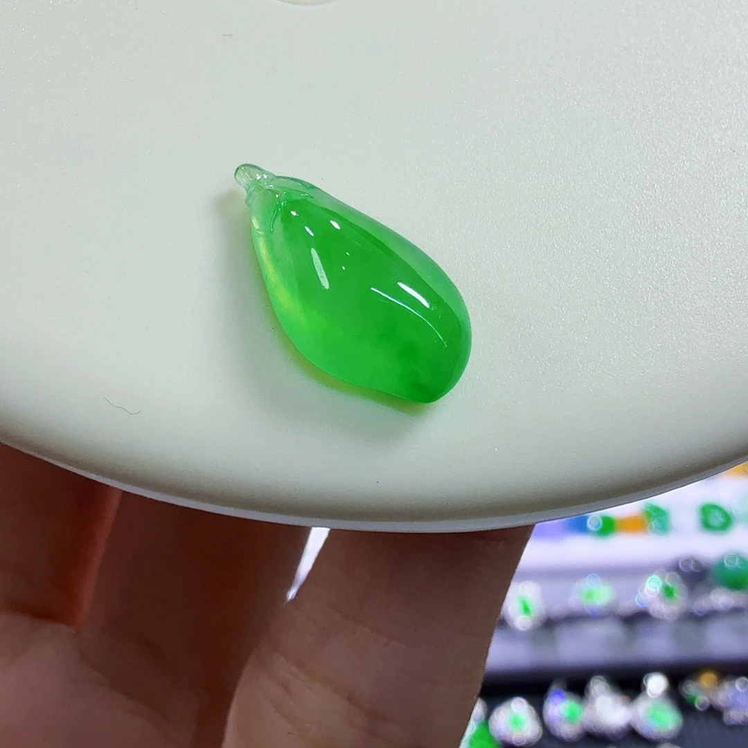 翡翠未镶嵌颈饰木纳绿福瓜