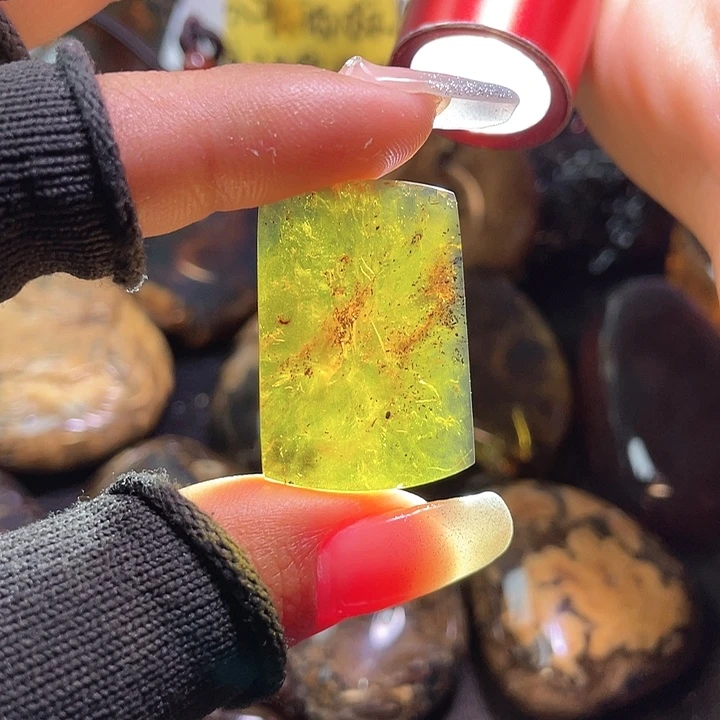 琥珀裸石未镶嵌！