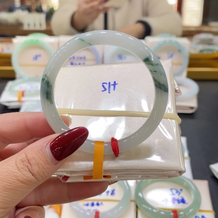 翡翠手镯未镶嵌翡翠