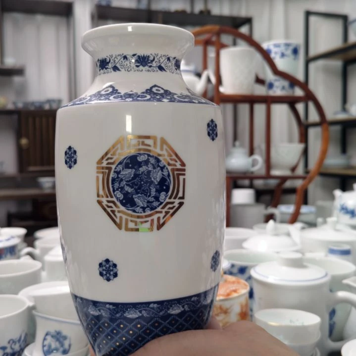 瓷青花缠枝莲花瓶一个景德镇