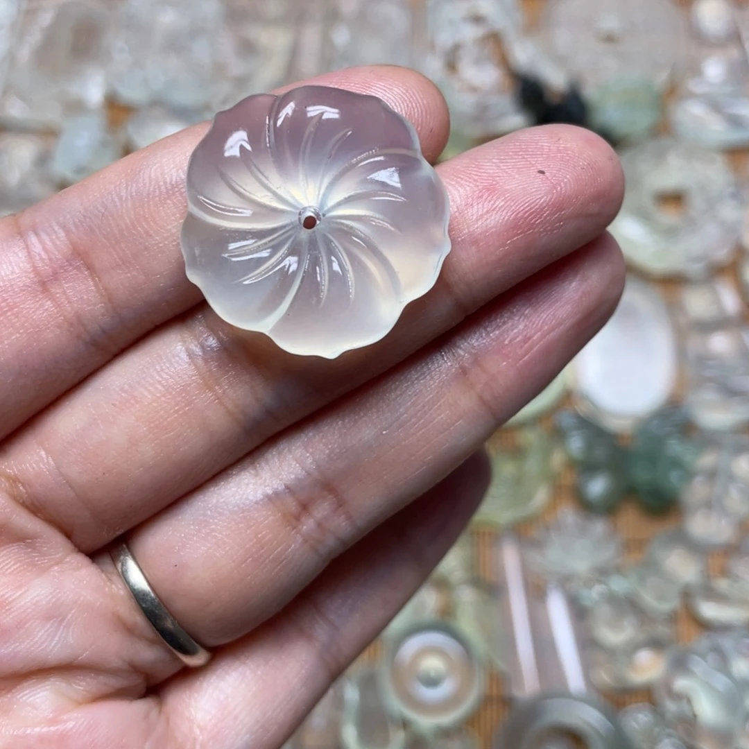 未镶嵌蛇纹石玉颈饰x****i