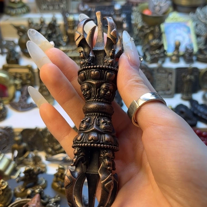 阳***。泥塑闪价漏价一件