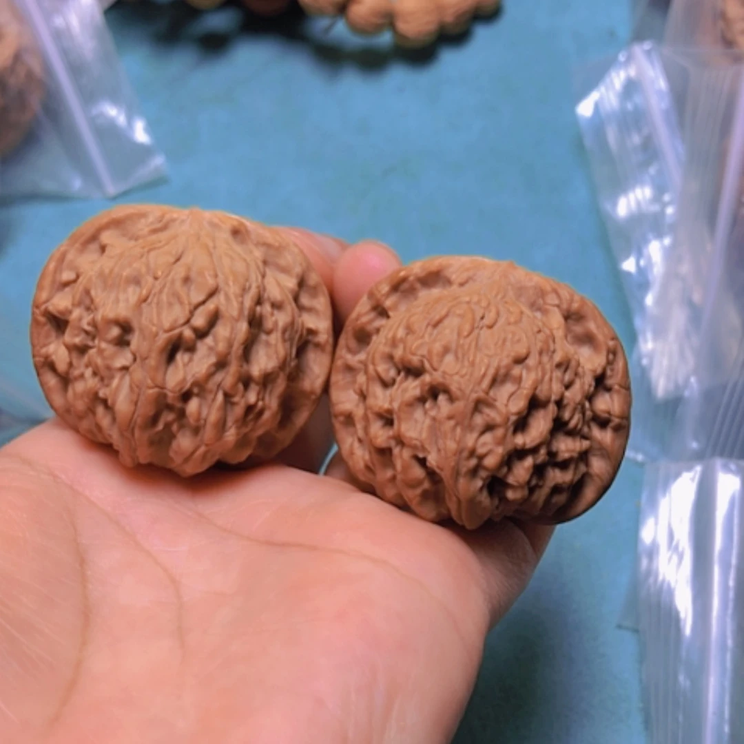 【闪购商品】核桃摆件40红狮子修尖