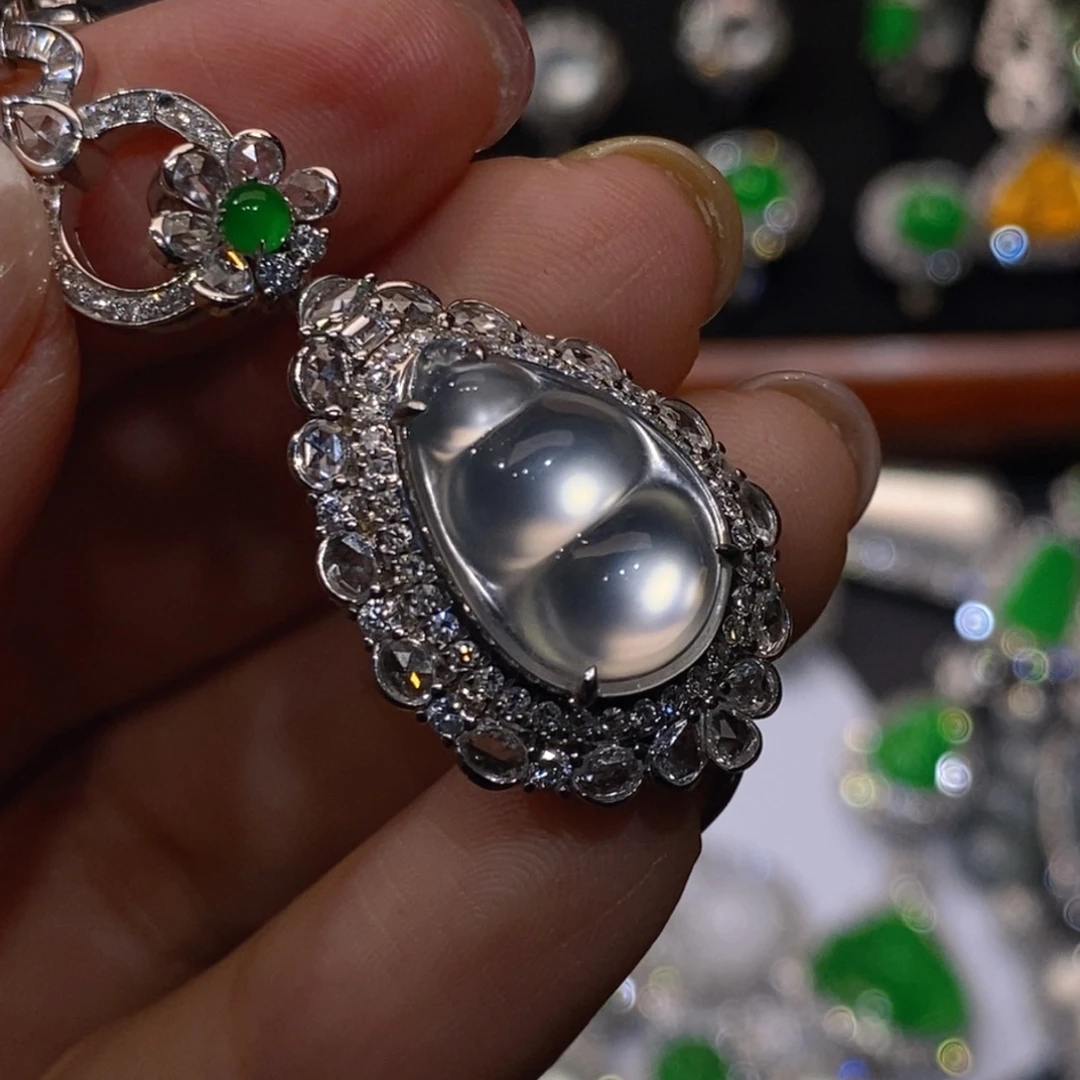 翡翠18K金镶嵌颈饰