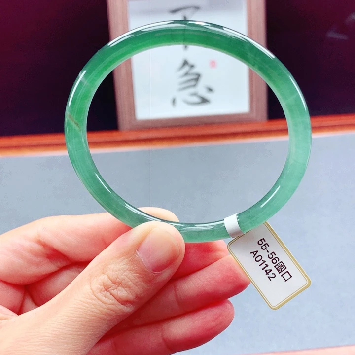 未镶嵌手镯翡翠圆镯