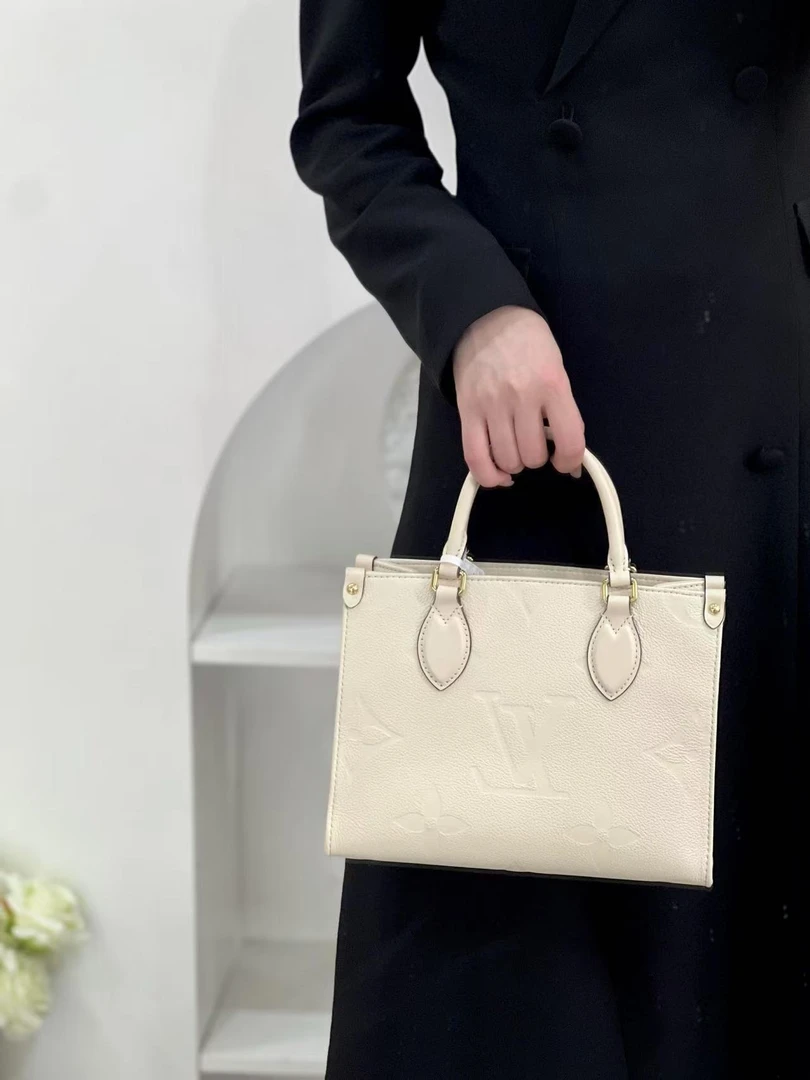 99新 LouisVuitton/路易威登 LV onthego pm全皮白色斜挎包/严选