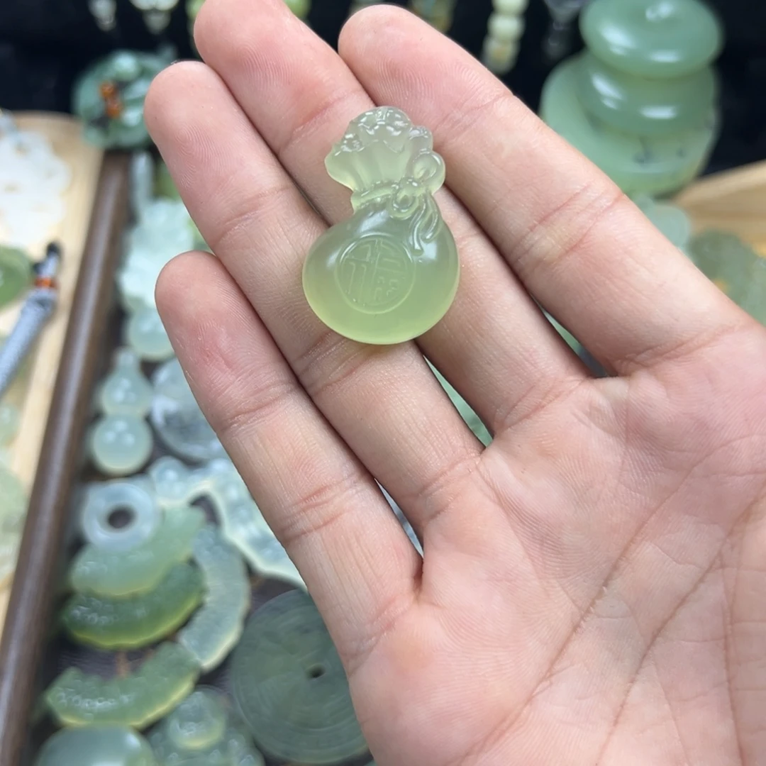 苏***风未镶嵌蛇纹石玉颈饰福钱袋