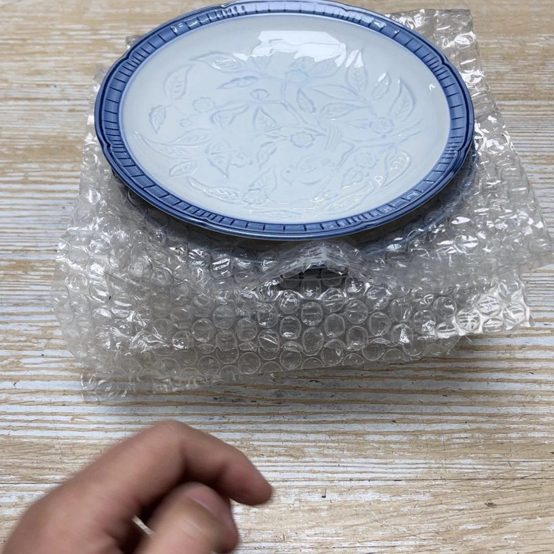 瓷片顺**然密密麻麻地排列着一个