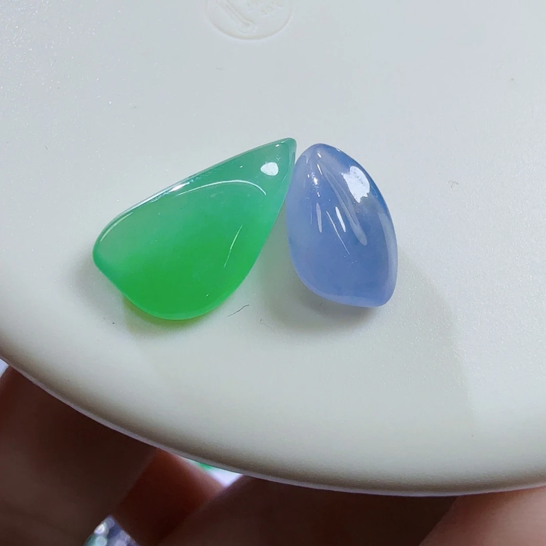 翡翠未镶嵌颈饰一对