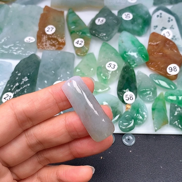 翡翠未镶嵌颈饰随型