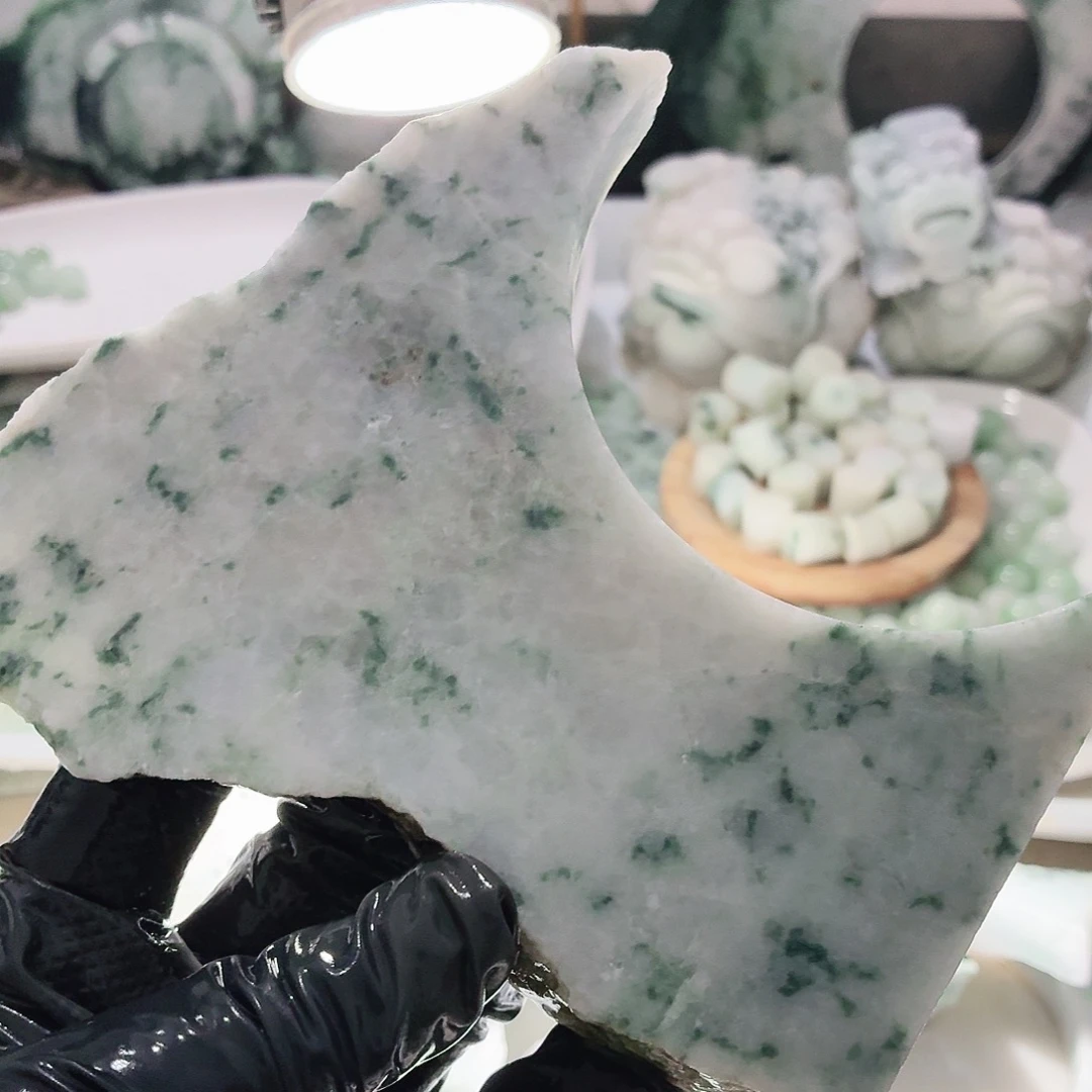 翡翠未镶嵌颈饰边角料